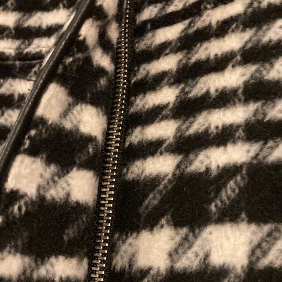 Black and White herringbone 3/4 jacket. - Picture 6 of 9